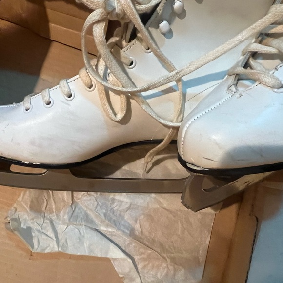 Women’s Genuine ALL CANADIAN Figure Ice Skates-WhiteSheffield Steel Tempered C7 - Picture 9 of 15